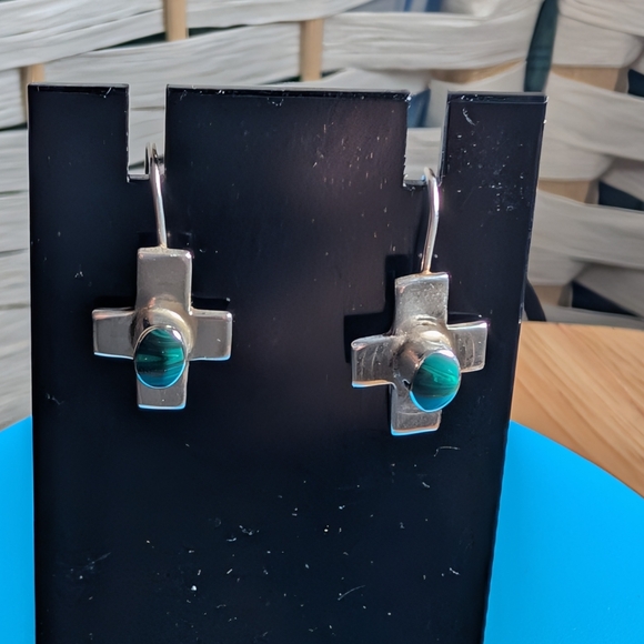 Sterling silver cross earrings with malachite gemstones - Picture 3 of 6